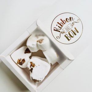 A set of five mini heart-shaped bath bombs in two fragrances: Sicilian Lemon and Rose & Ylang. UK-handmade, vegan, and alcohol-free, these bath bombs are enriched with premium moisturizing ingredients for a luxurious bubble bath experience.